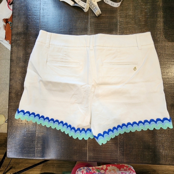 NWT'S Crown & ivy White Shorts with Blue and Green Scallop Trim - Picture 2 of 11